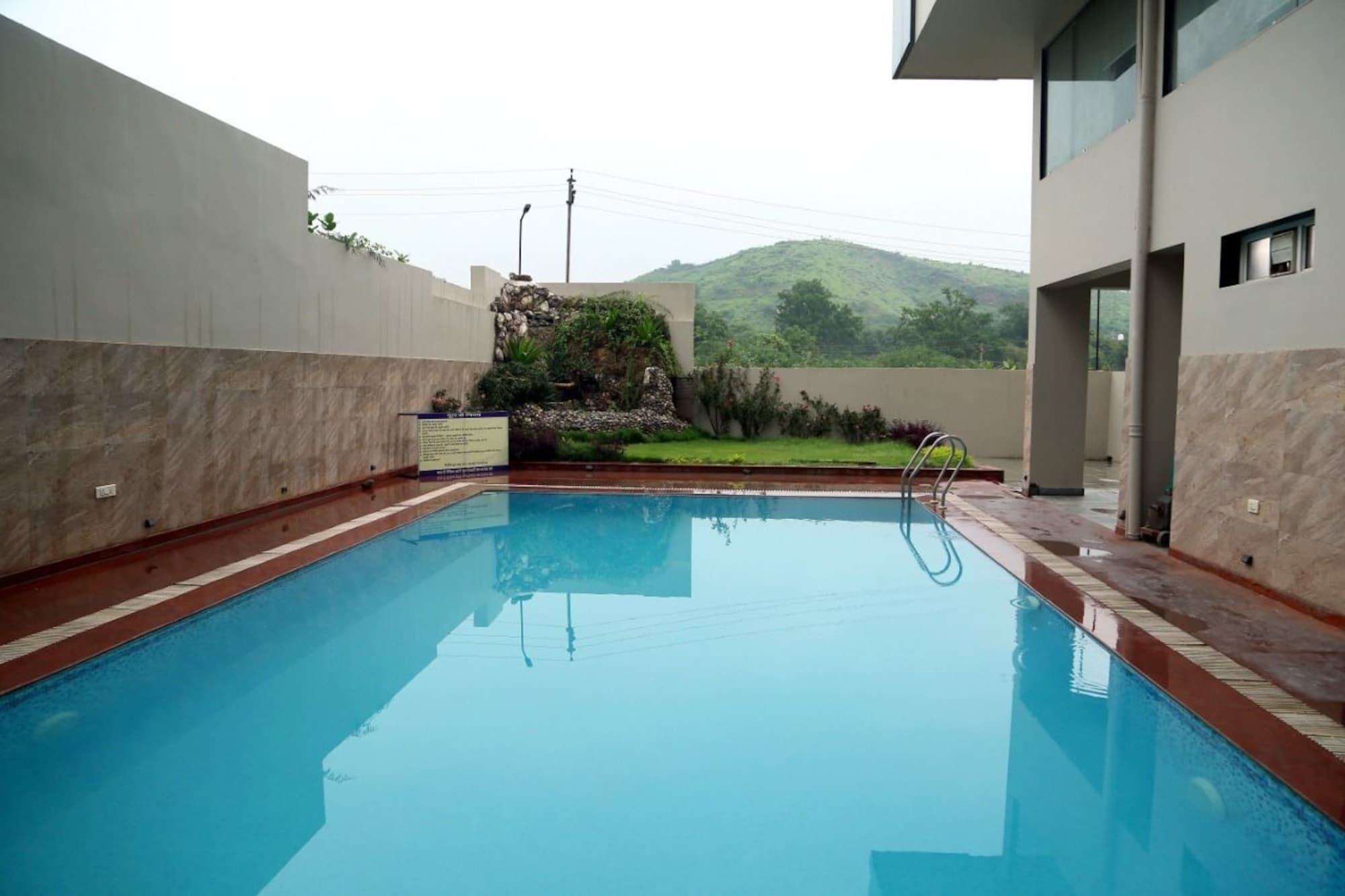 Tulip Le Grand Hotel Udaipur Ngoại thất bức ảnh