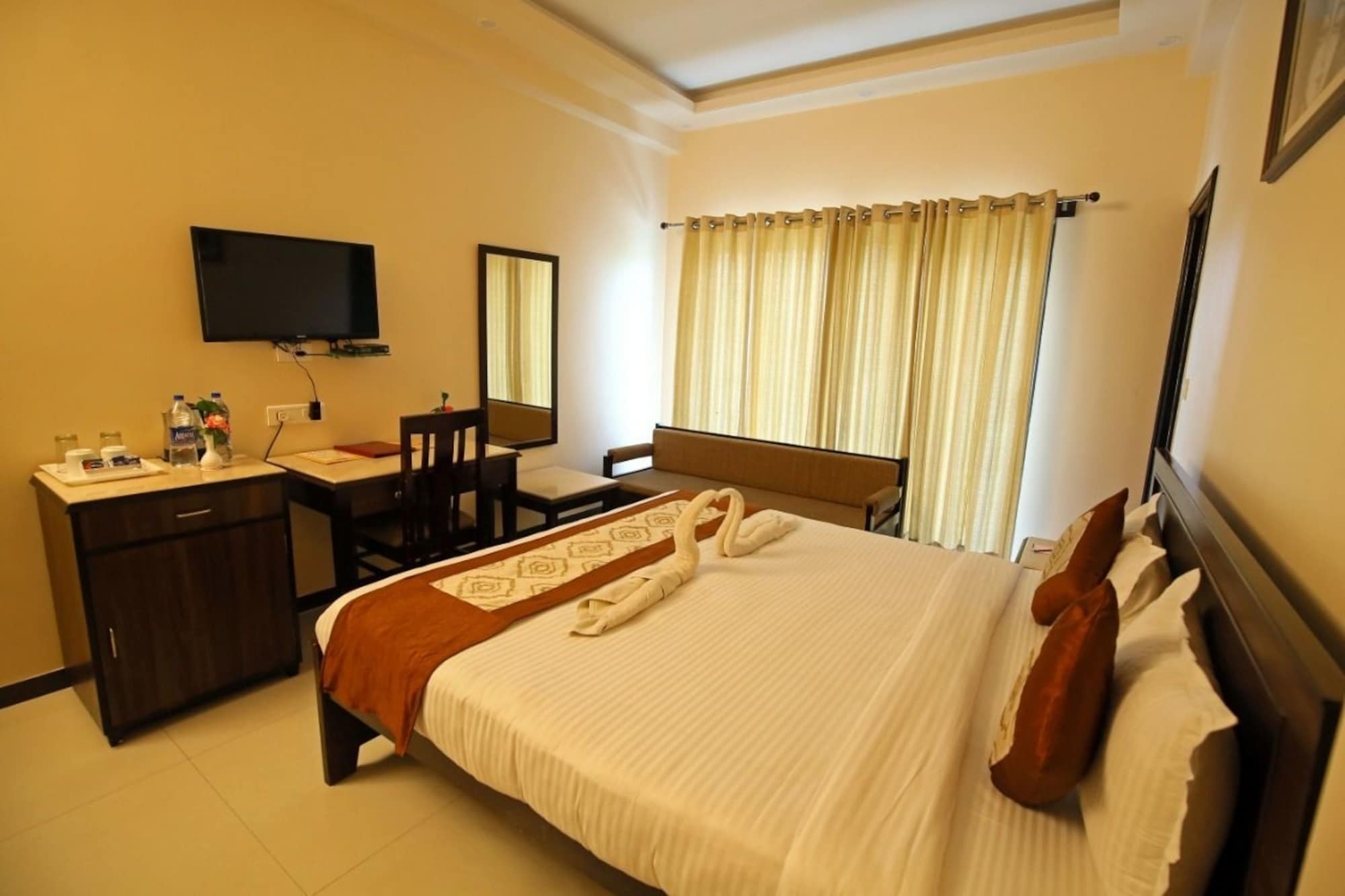 Tulip Le Grand Hotel Udaipur Ngoại thất bức ảnh